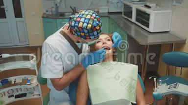 年轻漂亮的女孩在牙<strong>科室</strong>接受治疗和咨询